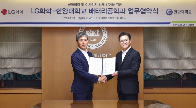 LG화학 양극재사업부장 이향목 부사장(좌)과 한양대 이기정 총장이 산학협력 MOU를 체결한 뒤 악수를 나누고 있다(사진=LG화학)