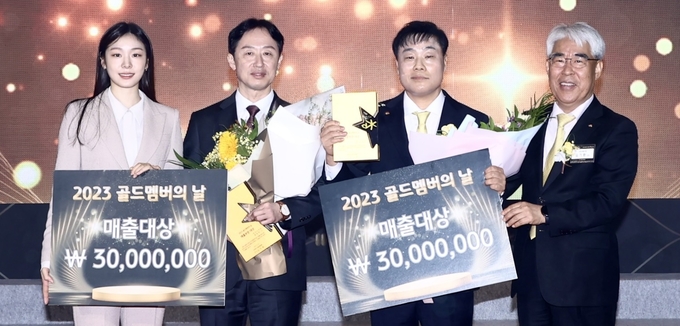KB손해보험이 지난 14일 서울 강남구 그랜드인터컨티넨탈호텔에서 개최한 연도대상 시상식 ‘2023 골드멤버의 날’ 행사에서 김기환 사장(오른쪽 첫 번째)과 KB금융그룹 광고모델 김연아 전 피겨스케이팅 국가대표 선수(네 번째)가 매출대상 수상자 장보익씨(세 번째), 장진씨와 기념촬영을 하고 있다.