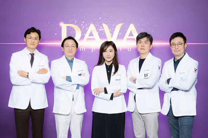 턱밑 지방 개선 주사제 ‘브이올렛’ 홍보대사 겸 자문의 그룹 ‘DAVA(다바) 구성원. (왼쪽부터) 브이성형외과 최원석 원장, 압구정오라클피부과 박제영 원장, 리노보의원 김자영 원장, 닥터스피부과 신사점 성현철 원장, 피어나클리닉 최호성 원장(사진=대웅제약) 