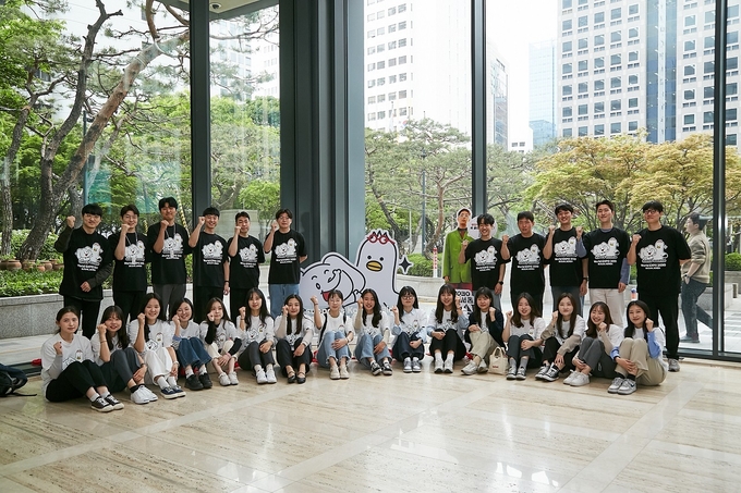 SK이노베이션 신입사원들이 20일 입사 100일을 기념해 2030 부산세계박람회 유치를 기원하는 티셔츠를 입고 기념사진을 촬영하고 있다.(사진=SK이노베이션)