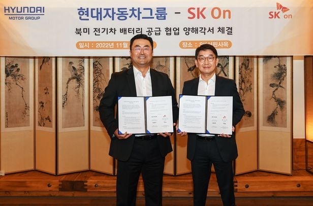 현대차그룹 기획조정실 미래성장기획실장∙EV사업부장 김흥수 부사장(왼쪽)과 최영찬 SK온 경영지원총괄이 지난해 11월 29일 서울 종로구 SK그룹 본사에서 북미 전기차 배터리 공급 협력을 위한 업무협약을 체결하고 있다(사진=현대차 그룹)