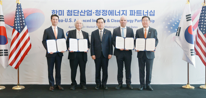 (오른쪽부터) 조석 HD현대일렉트릭 사장, 로저 마르텔라 GE 최고지속경영책임자, 이창양 산업통상자원부 장관, 조지 맥나미 플러그파워 이사회 의장, 추형욱 SK E&S 사장이 25일(현지시간) 미국 워싱턴 D.C.에서 열린 ‘블루수소 생산·유통·활용을 위한 전주기 사업 투자 협력을 위한 업무 협약식’ 행사에서 기념촬영을 하고 있다. 사진=HD한국조선해양