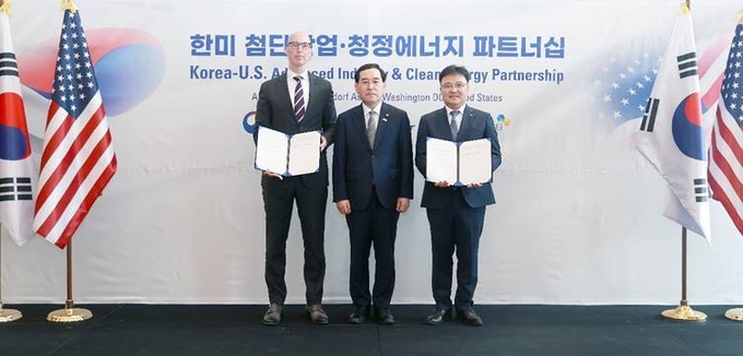 롯데케미칼이 세계 최대 암모니아 생산기업 CF인더스트리스와 미국 루이지애나 지역의 청정 암모니아 생산협력 세부 MOU 체결식. (우측부터) 롯데케미칼 수소에너지사업단장 황진구 대표, 산업통상자원부 이창양 장관, CF인더스트리스 크리스 본 최고재무책임자(사진=롯데케미칼)
