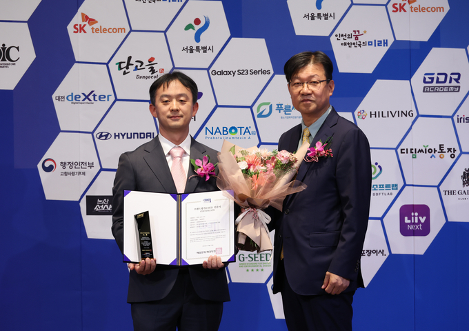 대웅제약 ‘나보타’, 2023 국가대표브랜드 보툴리눔 톡신 부문 2년 연속 대상 수상식. 박성수 대웅제약 부사장(왼쪽)(사진=대웅젱ㄱ)