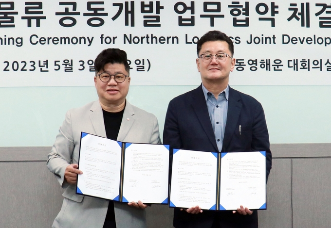 CJ대한통운이 동영해운과 함께 아시아 3개국과 몽골을 잇는 복합운송서비스를 제공한다. 3일 서울 중구 동영해운 본사 대회의실에서 열린 체결식 (왼쪽부터) 강병구 CJ대한통운 글로벌 부문장(왼쪽), 백승교 동영해운 대표가 기념사진을 촬영하고 있다.(사진=CJ대한통운) 