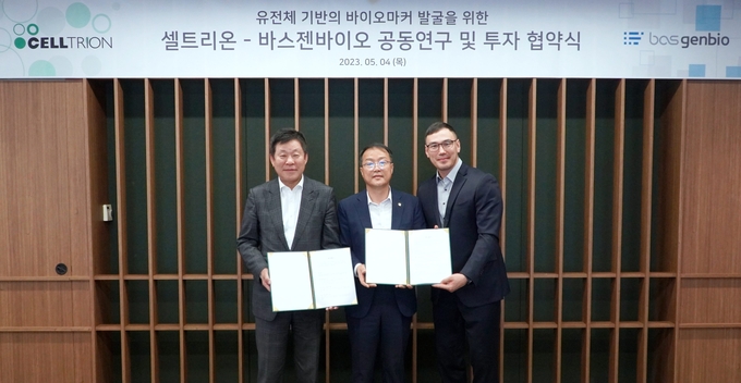 4일 인천 송도 셀트리온 1공장에서 개최된 셀트리온-바스젠바이오 공동연구 및 투자 협약식/ (왼쪽부터) 장일태 바스젠바이오 대표, 기우성 셀트리온 대표이사, 김호 바스젠바이오 대표가 참석한 가운데 협약서를 교환, 기념촬영을 하고 있다.(사진=셀트리온) 