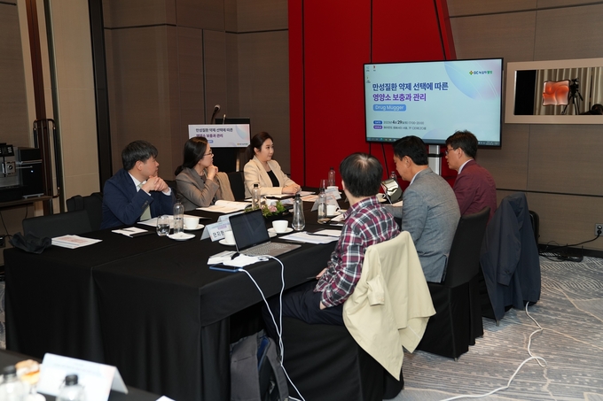 (왼쪽부터) 서울성모신경외과 최세환 원장, 히포크라타의원 김진욱 원장, 참든든내과 황덕원 원장, 제민통합내과정형외과 조문숙 원장, 위비앙병원 이홍찬 원장(사진=GC)