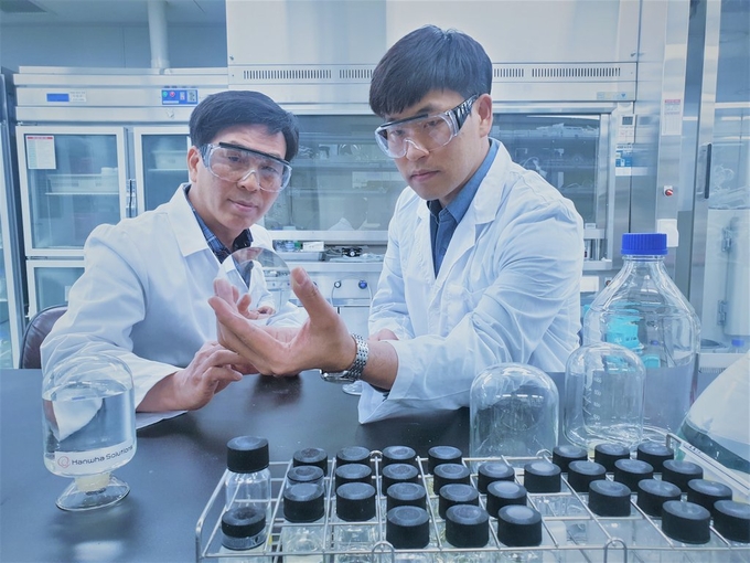 한화솔루션 소속 연구원들이 R&D 활동을 하는 모습(사진=한화솔루션) 