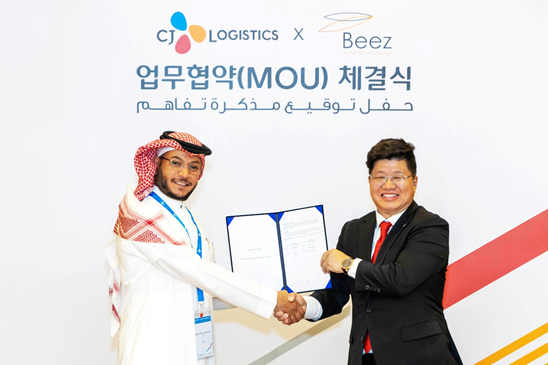 강병구 CJ대한통운 글로벌부문장과 무사드 알말로히 비즈 로지스틱스 대표가 ‘물류 프로젝트 협업 MOU’를 체결하고 기념사진 촬영을 하고 있다.(사진=CJ대한통운)