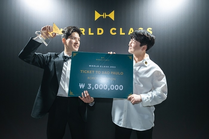 사진설명: ‘월드클래스 코리아 2023’ 파이널 대회에서 우승을 차지한 김민홍 바텐더와 파인앤코 소속 유민국 바텐더(월드클래스 코리아 2022 우승자)가 기념 촬영을 하고 있다.