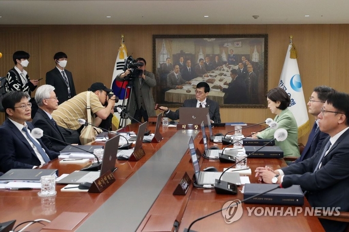 이창용 한국은행 총재가 11일 서울 중구 한국은행에서 열린 금융통화위원회를 주재하고 있다.(사진=연합뉴스)