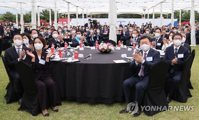 25일 서울 용산 대통령실 청사 앞 잔디마당에서 열린 2022 대한민국 중소기업인대회에서 이재용 삼성전자 회장, 최태원 SK그룹회장, 구광모 LG그룹 회장, 정의선 현대자동차그룹 회장, 신동빈 롯데그룹회장의 모습(사진=연합뉴스)