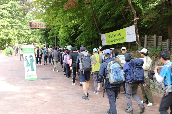 동국제약은 지난 20일 서울 도봉산 등산로 입구에서 ‘마데카솔과 함께하는 제24회 국립공원 산행안전 캠페인’ 진행(사진=동국제약)