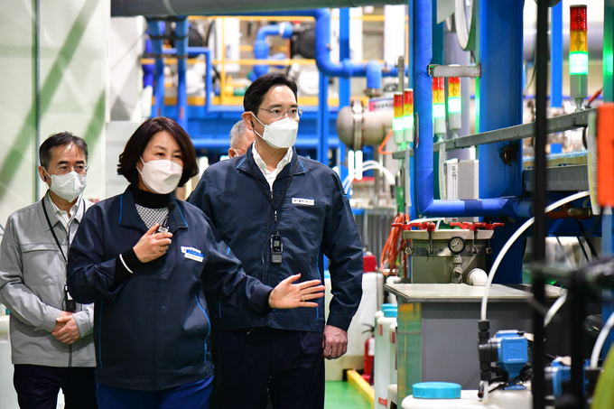 작년 11월 이재용 삼성전자 회장이 삼성전자로부터 스마트공장 구축 지원을 받은 부산 소재 도금 기업 '동아플레이팅'을 방문해 제조 현장을 둘러보고 있다.(사진=삼성전자)