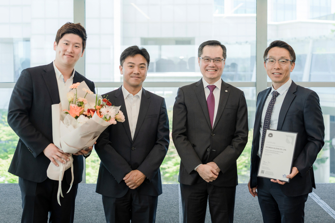 지난 25일 열린 인증 수여식에서 현대글로비스 김지현 글로벌물류사업전략실장(오른쪽)이 필립 고 IATA 아태지역본부 부사장(오른쪽 두번째) 등 관계자들과 기념 촬영을 하고 있다.(사진=현대글로비스) 