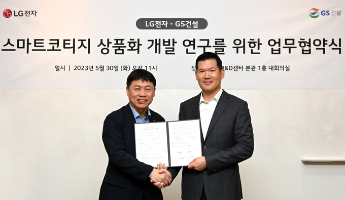 LG전자가 GS건설과 손잡고 소형 모듈러 주양사는 30일 서울 금천구에 위치한 LG전자 가산R&D캠퍼스에서 스마트코티지 상품화 개발을 위한 업무협약을 체결식 LG전자 H&A사업본부장 류재철 사장(왼쪽)과 GS건설 미래혁신대표 허윤홍 사장(사진=LG전자)