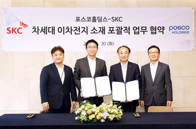 박원철 SKC 사장(왼쪽 두 번째)과 유병옥 포스코홀딩스 친환경미래소재총괄 부사장(세 번째) 등 양사 관계자들이 30일 서울 종로구 SKC 본사에서 차세대 이차전지 소재 포괄적 업무협약 양해각서(MOU)를 들고 있다.(사진=SKC)