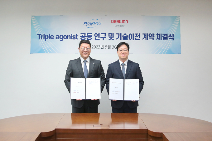 대원제약 백인환 사장(좌) 팜어스 양재성 대표(사진=대원제약) 