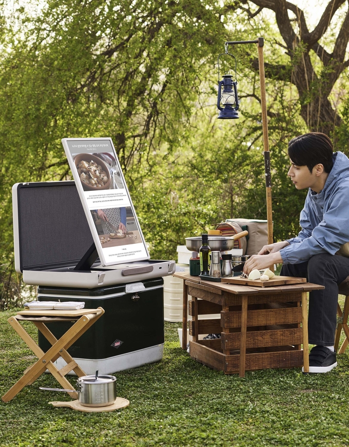 LG 스탠바이미 Go는 고객이 TV 시청을 즐기는 공간의 경험을 확장하는 새로운 라이프스타일 스크린이다. 실내뿐만 아니라 공원, 캠핑장 등 야외에서도 시청 환경에 따라 화면을 가로 또는 세로로 돌리거나 테이블 모드 등으로 활용해 다양한 콘텐츠를 즐길 수 있다. LG전자 모델들이 LG 스탠바이미 Go의 다양한 모드를 체험하고 있다.(사진=LG전자)