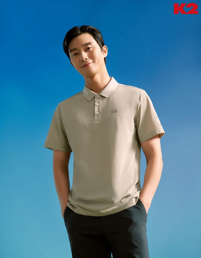효성티앤씨의 폐어망 리사이클 섬유인 '리젠 오션 나일론'이 적용된 반팔폴로티를 모델이 입고 있다.(사진=효성티앤씨)