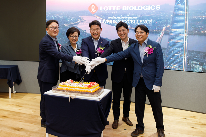 지난 1일 롯데인재개발원 오산캠퍼스에서 전 임직원이 참석한 가운데 창립 1주년 기념 행사에서 기념떡 커팅 장면(사진=롯데바이오로직스)