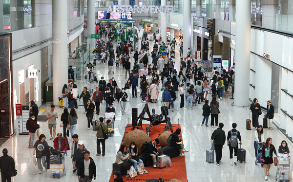 국내 여행주들의 하락세가 계속되고 있다. 사진은 인천국제공항 면세점을 지나고 있는 여행객들 모습. [사진 연합뉴스