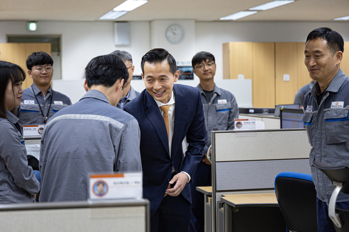 김동관 부회장이 한화오션 거제사업장에 방문해 직원들과 인사를 나누고 있다.(사진=한화)