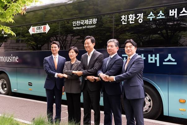 (왼쪽부터) 추형욱 SK E&S 대표, 한화진 환경부 장관, 오세훈 서울시장, 장재훈 현대자동차 대표, 이종호 티맵모빌리티 대표이사가 7일 서울 중구 서울시청에서 열린 ‘수소모빌리티 선도도시 서울 업무협약식’에서 수소 공항버스 시승 전 기념촬영을 하고 있다.(사진=SK E&S)