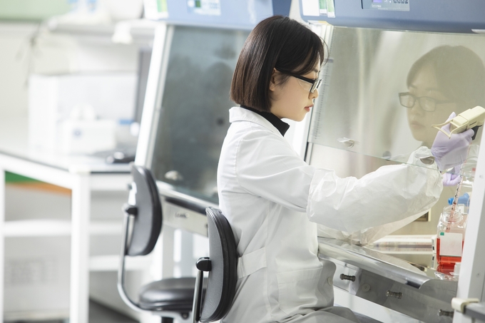 삼성바이오에피스 연구원들이 R&D(연구개발)를 하는 모습(사진=삼성바이오에피스)