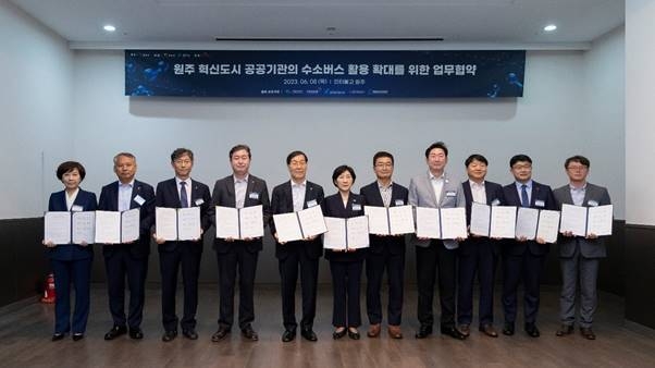 (왼쪽부터) 김선옥 국민건강보험공단 징수상임이사, 오수석 건강보험심사평가원 기획상임이사, 남상용 한국광해광업공단 경영관리본부장, 송형근 국립공원공단 이사장, 김장실 한국관광공사 사장, 한화진 환경부장관, 정광열 강원도 경제부지사, 원강수 원주시장, 유원하 현대차 국내사업본부장, 권형균 SK E&S 수소부문장, 김광선 강원도전세버스운송사업조합 상무가 8일 원주 인터불고 호텔에서 열린 ‘원주혁신도시 입주 공공기관의 수소버스 전환·활용을 위한 업무협약’에 참석해 기념촬영을 하고 있다.(사진=SK E&S)