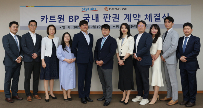 이창재 대웅제약 대표(가운데)가 반지형 혈압계 카트원BP 국내 판권 계약 체결식에서 관계자들과 기념 촬영을 하고 있다.(사진=대웅제약)