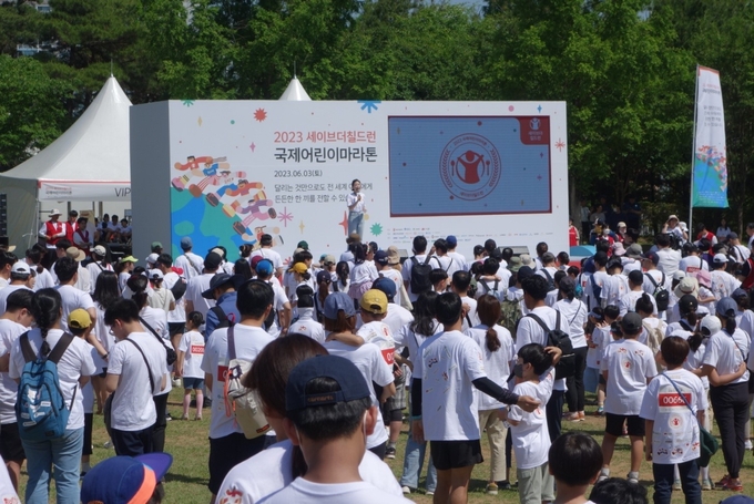 세이브더칠드런에서 진행한 국제어린이마라톤대회에 롯데알미늄 임직원들이 동참하고 있다.(사진=롯데알미늄)