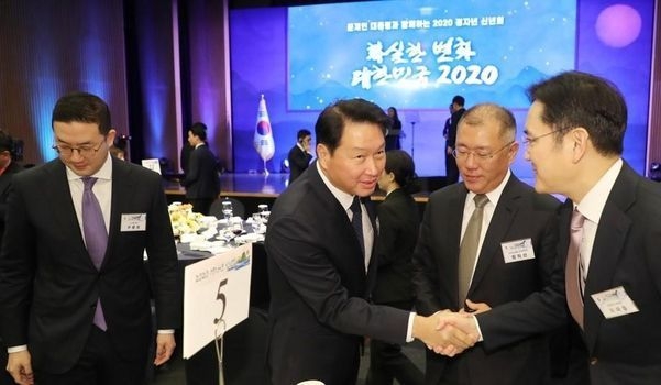 지난 2020년 서울 중구 대한상공회의소에서 열린 정부 신년합동인사회에 참석한 (오른쪽부터) 이재용 삼성전자 회장, 정의선 현대자동차 회장, 최태원 SK 회장, 구광모 LG그룹 회장 순
