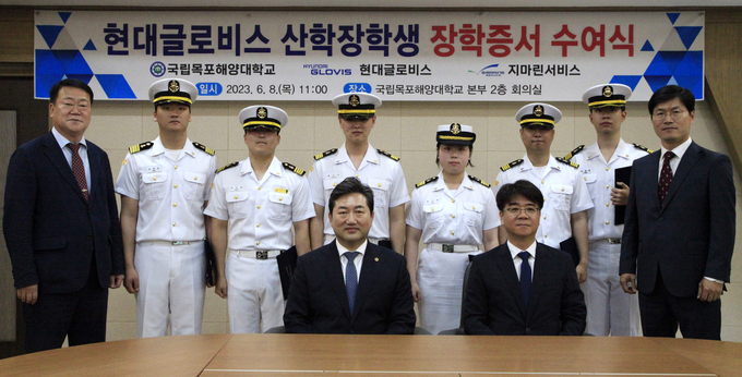 (앞줄 오른쪽부터) 권치오 현대글로비스 해운사업전략실장, 권기돈 지마린서비스 대표, 한원희 목포해양대 총장 등이 지난 8일 목포해양대에서 열린 ‘현대글로비스 산학장학생 장학증서 수여식’에서 기념촬영을 하고 있다.(사진=현대글로비스)