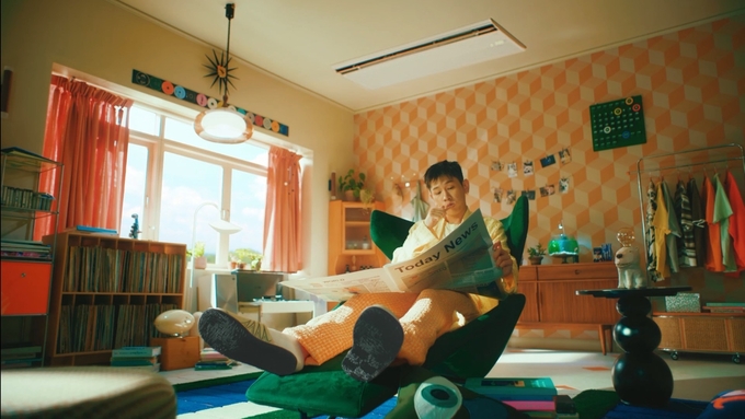 LG전자가 프리미엄 에어컨의 대명사가 된 ‘휘센’ 브랜드에 휴식과 재미라는 이미지를 더하고 MZ세대에게 가깝게 다가가는 고객경험 캠페인을 진행한다. 사진은 크러쉬가 작사ㆍ작곡에 참여한 뮤직비디오 '내심. 바람'의 한 장면.(사진=LG전자) 