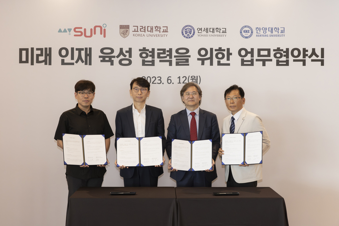 써니(mySUNI)와 3개 대학(고려대, 연세대, 한양대)이 12일 서울 종로구 그랑서울 써니 행복캠퍼스에서 ‘미래인재 육성 협력’ 업무협약을 체결 후, 기념사진을 촬영하고 있다.(사진=SK)