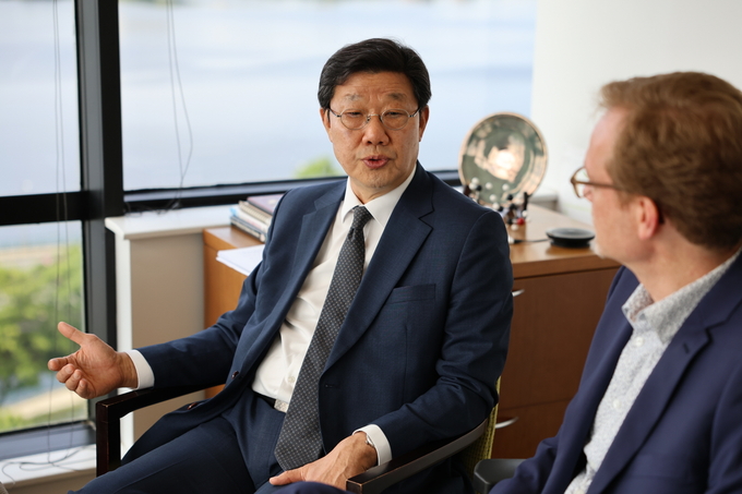 9일(현지시간) 미국 보스턴 MIT ILP에서 노연홍 한국제약바이오협회 회장(왼쪽)이 존 로버트 MIT ILP 총괄이사와 대화를 나누고 있다.(사진=한국제약바이오협회)