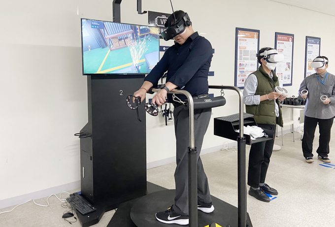 경기 광주시에 위치한 곤지암 메가허브터미널 안전체험관에서 한 직원이 VR 기기를 활용해 안전 체험을 하고 있다.(사진=CJ대한통운) 