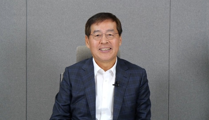 신학철 LG화학 부회장이 '제1회 커리어 위크'에서 임직원을 대상으로 커리어 코칭 특강을 진행하고 있다.(사진=LG화학)