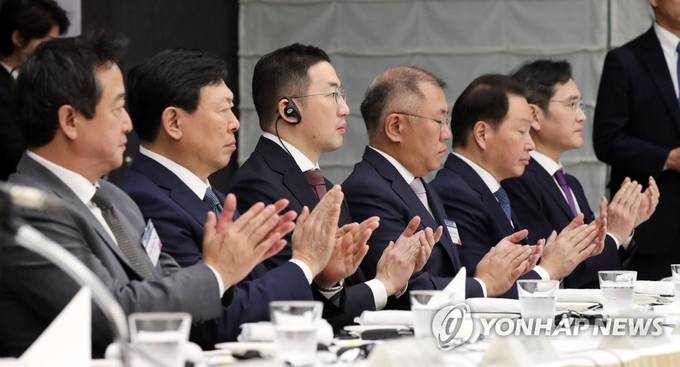 (오른쪽부터) 이재용 삼성전자 회장, 최태원 SK그룹 회장, 정의선 현대차그룹 회장, 구광모 LG그룹 회장, 신동빈 롯데그룹 회장 순(사진=연합뉴스)