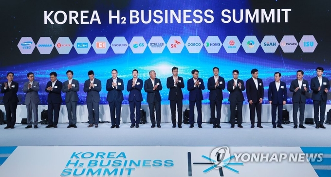 14일 서울 용산구 하얏트호텔에서 열린 '코리아 H2 비즈니스 서밋'에 참석한 정의선 현대차그룹 회장(왼쪽 8번째부터), 최재원 SK그룹 수석부회장, 최정우 포스코그룹 회장, 정기선 HD현대 사장 등 기업 대표자들이 회의를 마친 뒤 기념촬영을 하며 박수를 치고 있다.(사진=연합뉴스) 