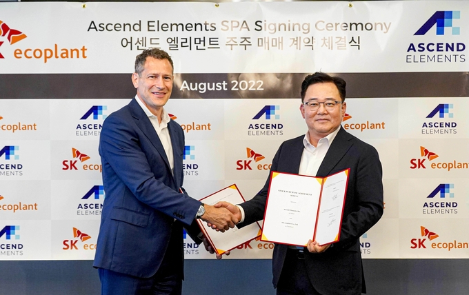 박경일 SK에코플랜트 사장(오른쪽)과 마이클 오크론리(Michael O'Kronley) 어센드 엘리먼츠 CEO가 기념촬영을 하는 모습. 사진=SK에코플랜트