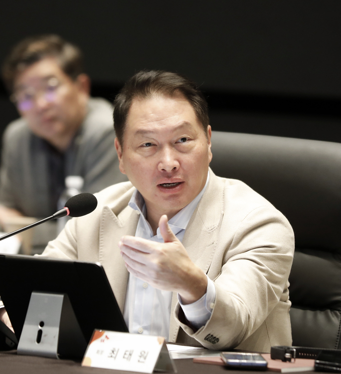 최태원 SK그룹 회장이 지난 15일 서울 광진구 그랜드 워커힐 서울에서 열린 ‘2023 확대경영회의’에서 기조 연설을 하고 있다. (사진=SK그룹 제공)