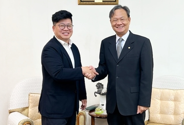  대만 타오위안 시에 위치한 에버그린 본사에서 강병구 CJ대한통운 글로벌 부문장(왼쪽)과 에릭 시에 에버그린 사장이 업무협약 체결 행사 뒤 기념촬영을 하고 있다.(사진=CJ대한통운)