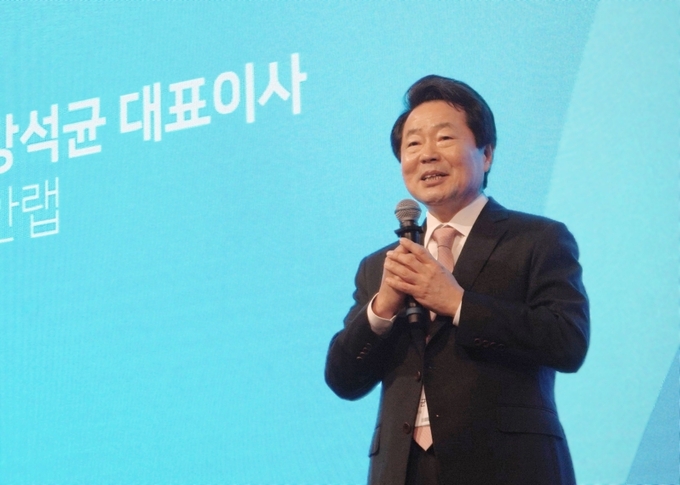 15일 열린 ‘안랩 테크 서밋(AhnLab Tech Summit) 2023’에서 강석균 안랩 대표이사가 인사말을 하고 있다.(사진=안랩)