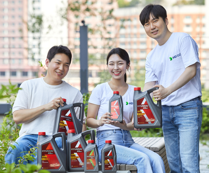 HD현대오일뱅크 직원들이 엑스티어(XTeer) 제품군에 도입될 재생 플라스틱 용기를 소개하고 있다.(사진=HD현대오일뱅크)