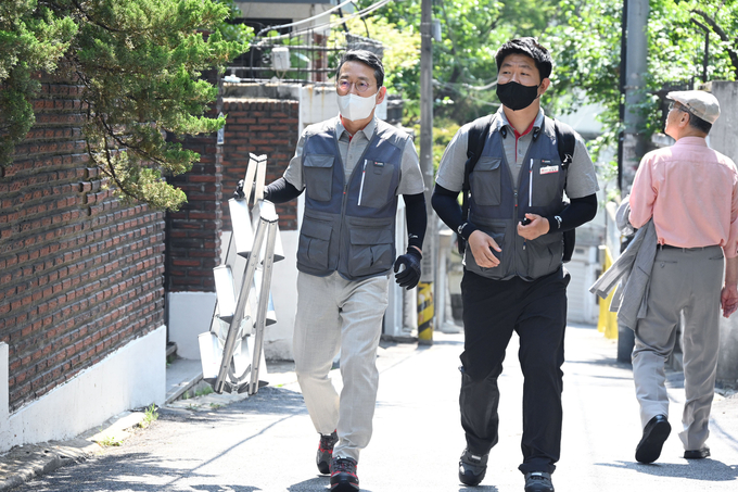 지난 16일 여름 서비스 성수기를 앞두고 서비스 현장 점검에 나선 LG전자 조주완 사장(왼쪽)이 고객 출장 서비스를 위해 고객의 집으로 향하고 있다.(사진=LG전자)