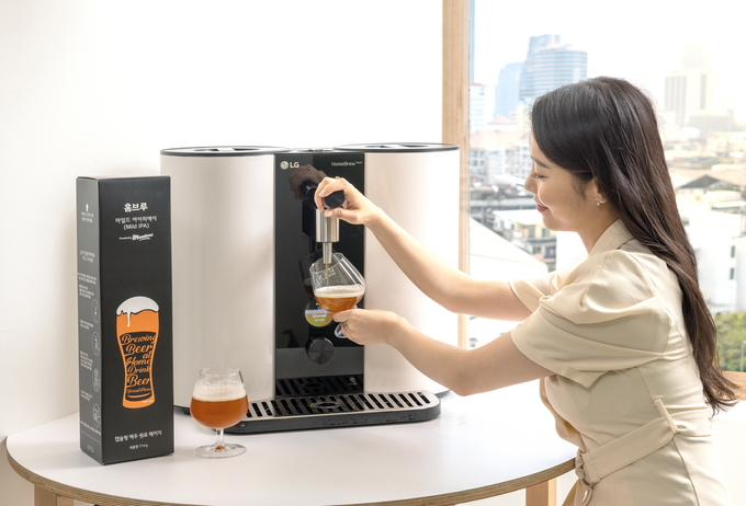 LG전자가 프리미엄 수제 맥주 제조기 ‘LG 홈브루’로 즐기는 8번째 캡슐 패키지인 마일드 IPA’를 19일 출시했다. 마일드 IPA는 진한 갈색과 풍부한 홉향이 특징인 영국식 맥주다.(사진=LG전자)