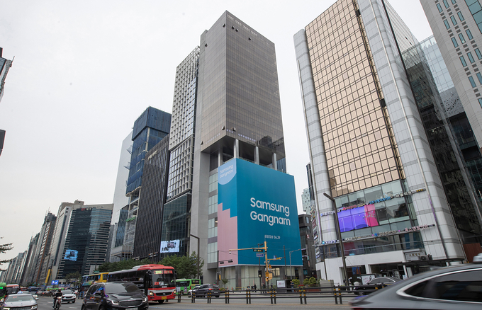 삼성전자가 20일 강남대로 일대 G-LIGHT(미디어폴) 18개와 주요 전광판 9곳을 통해 '삼성 강남' 티저 영상을 공개했다.(사진=삼성전자)