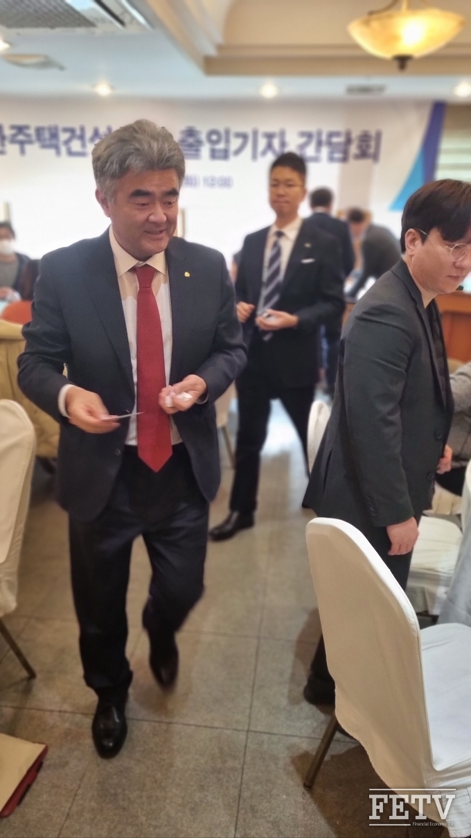 정원주 대우건설 회장이 기자간담회에서 명함을 주고 받는 모습. 사진=김진태 기자